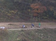 溝を掃除しています